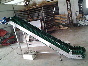 大（dà）傾角皮帶輸（shū）送機