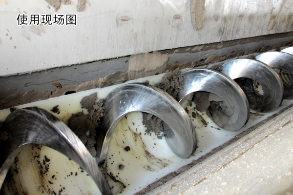  無軸螺旋輸送（sòng）機可輸送汙泥這種纏繞性 、粘黏性物料（liào），輸送效果顯著